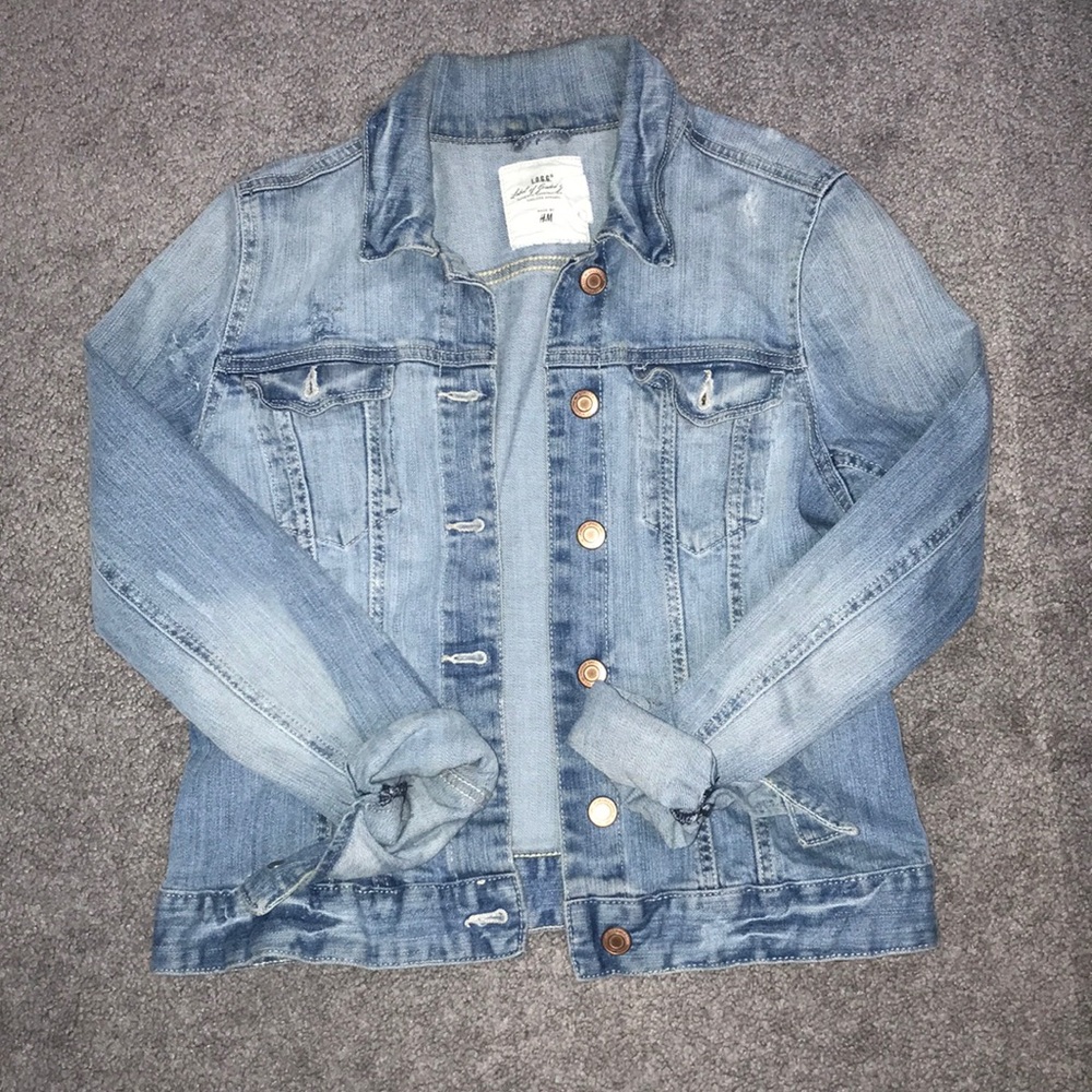 DISTRESSED LIGHTWASH DENIM JACKET.